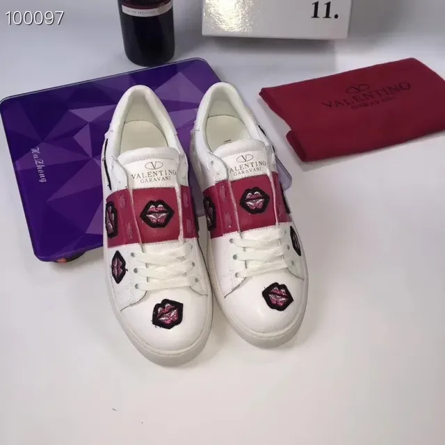 Valentino Rockstud broderie lèvres blanc rose sneakers lifestyle 3