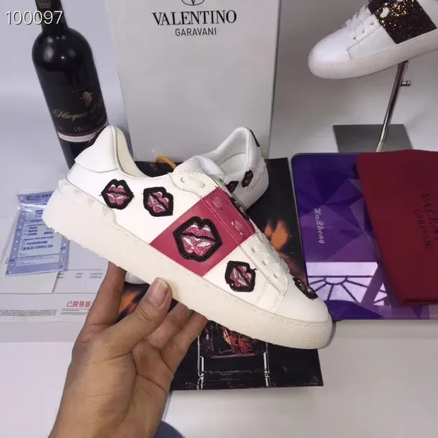 Valentino Rockstud broderie lèvres blanc rose sneakers lifestyle 4