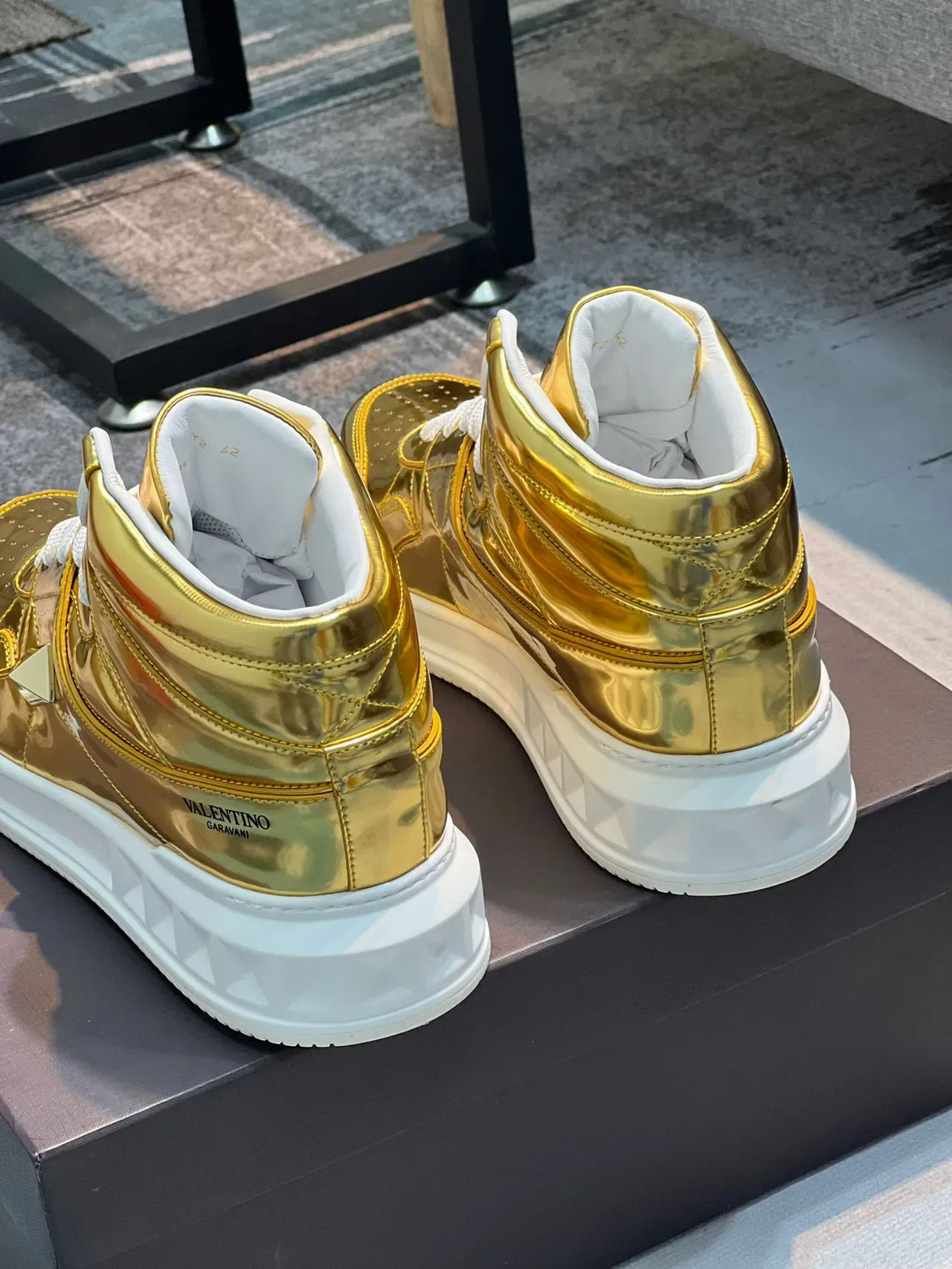 Valentino Rockstud sneakers lifestyle montantes en or métallique 2