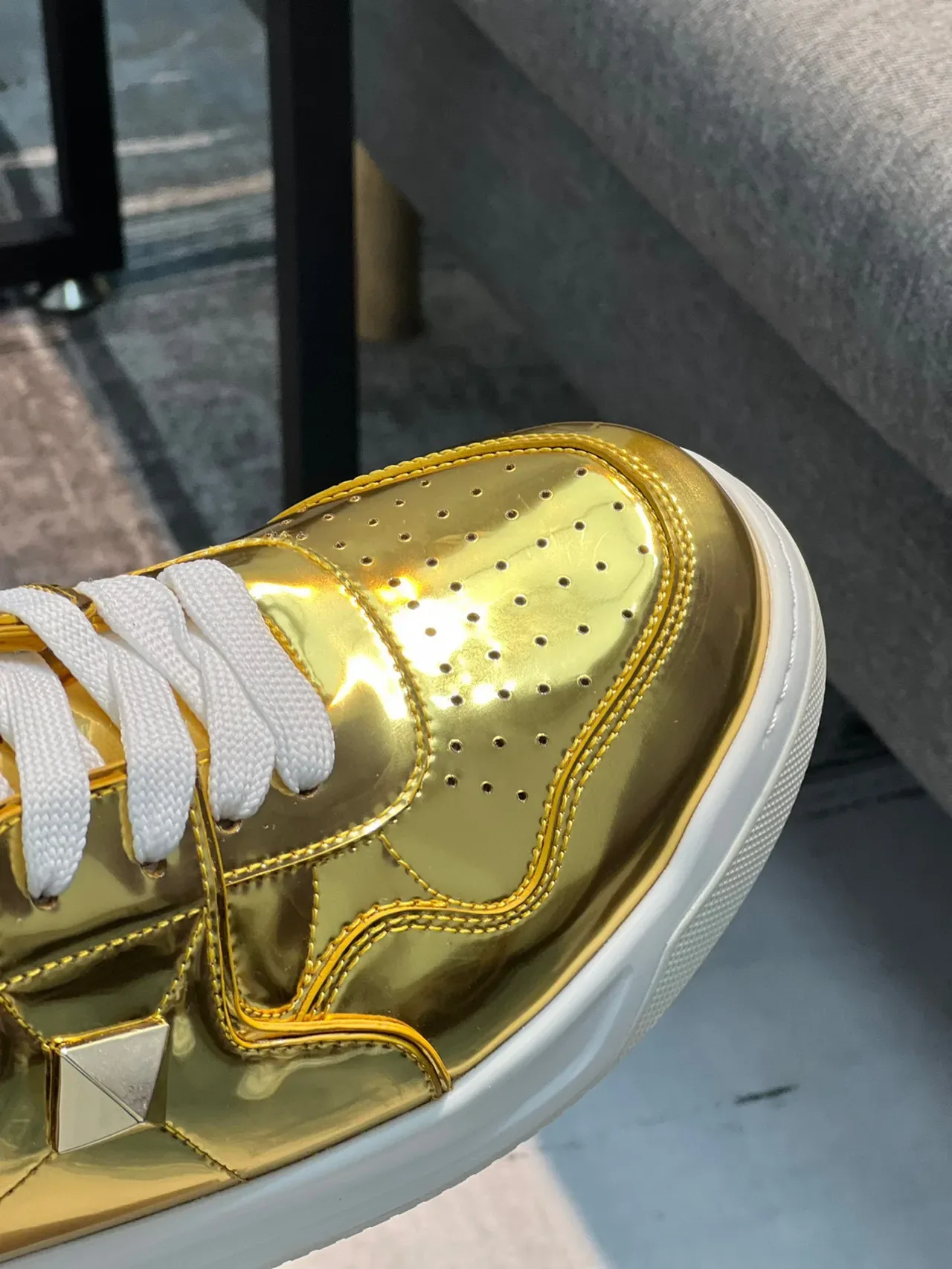Valentino Rockstud sneakers lifestyle montantes en or métallique 3