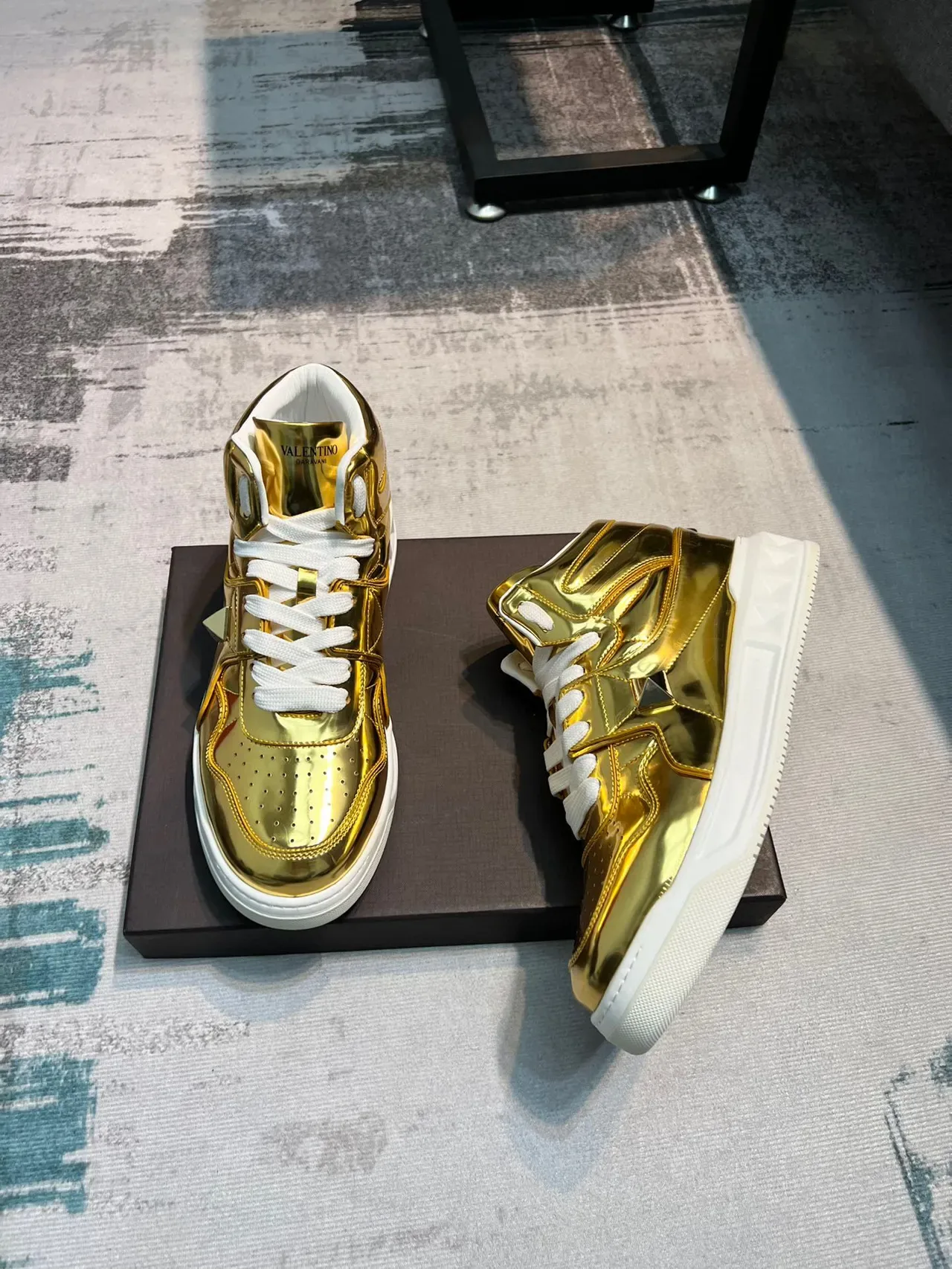 Valentino Rockstud sneakers lifestyle montantes en or métallique 4