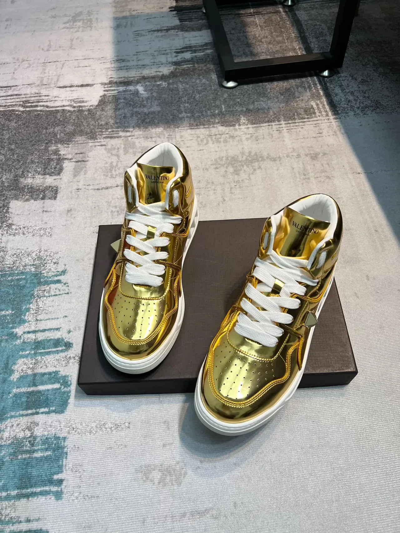 Valentino Rockstud sneakers lifestyle montantes en or métallique 5