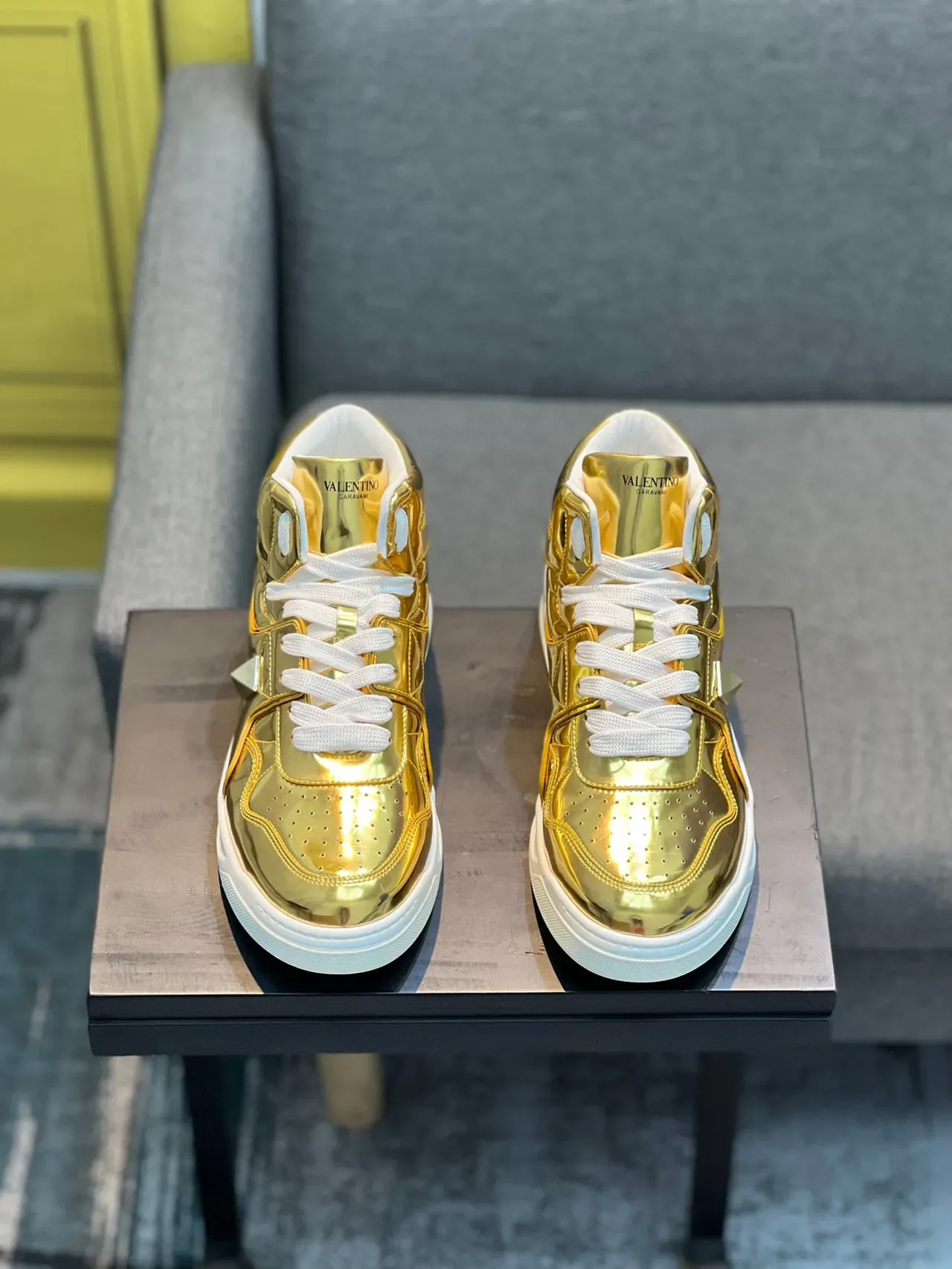 Valentino Rockstud sneakers lifestyle montantes en or métallique 6