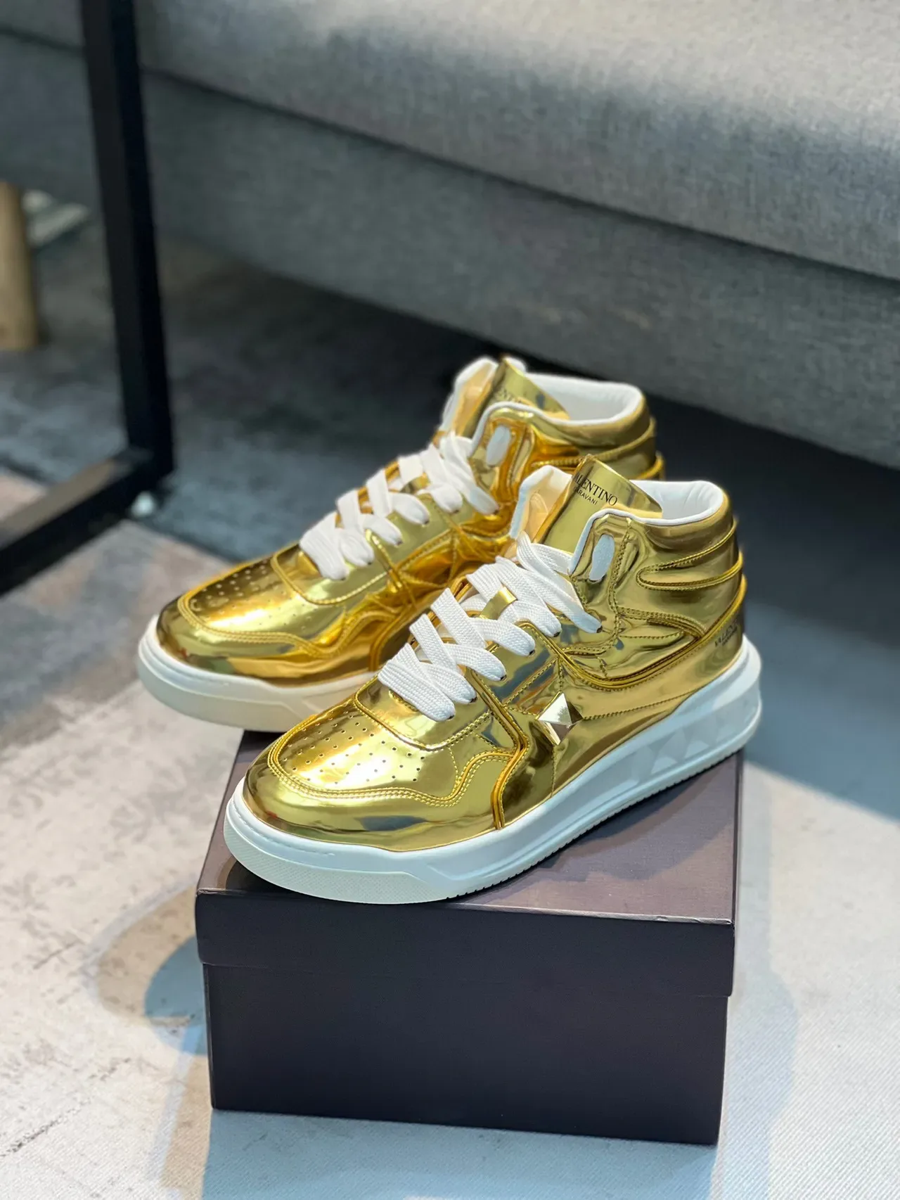 Valentino Rockstud sneakers lifestyle montantes en or métallique 7