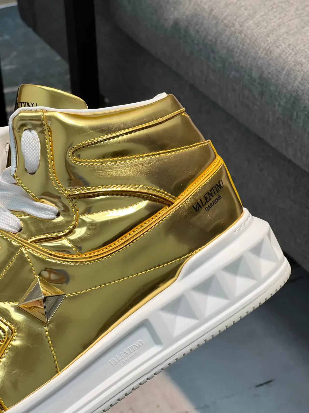 Valentino Rockstud sneakers lifestyle montantes en or métallique 8