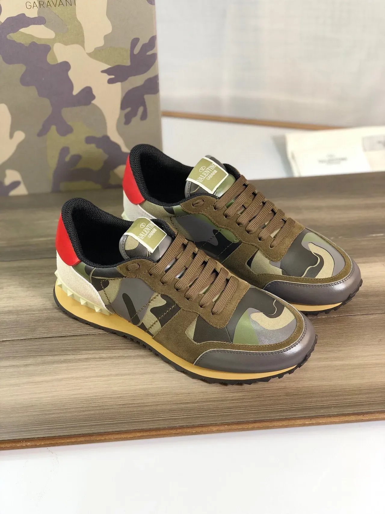Valentino Rockstd Tênis Lifestyle com painéis de camurça e couro em multicor verde militar com impressão de camuflagem 1