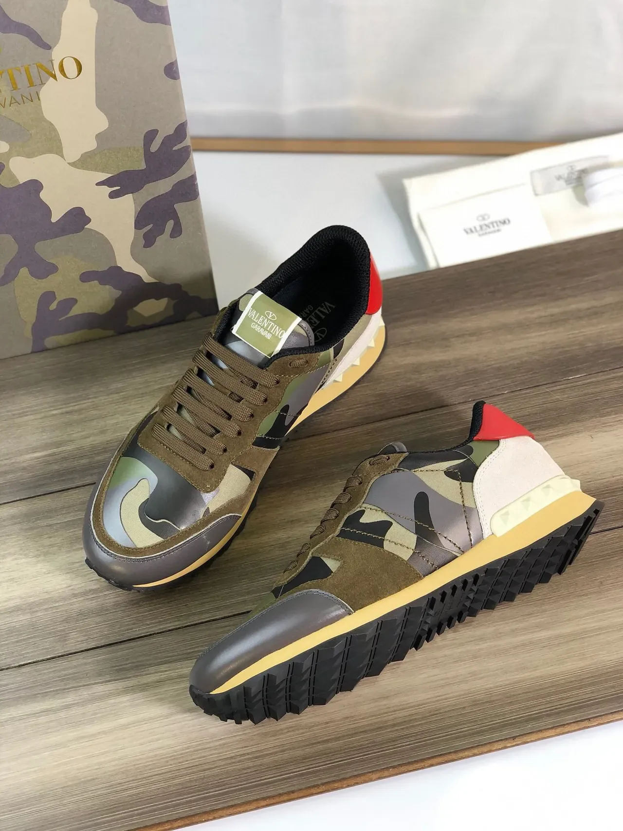 Valentino Rockstd Tênis Lifestyle com painéis de camurça e couro em multicor verde militar com impressão de camuflagem 4