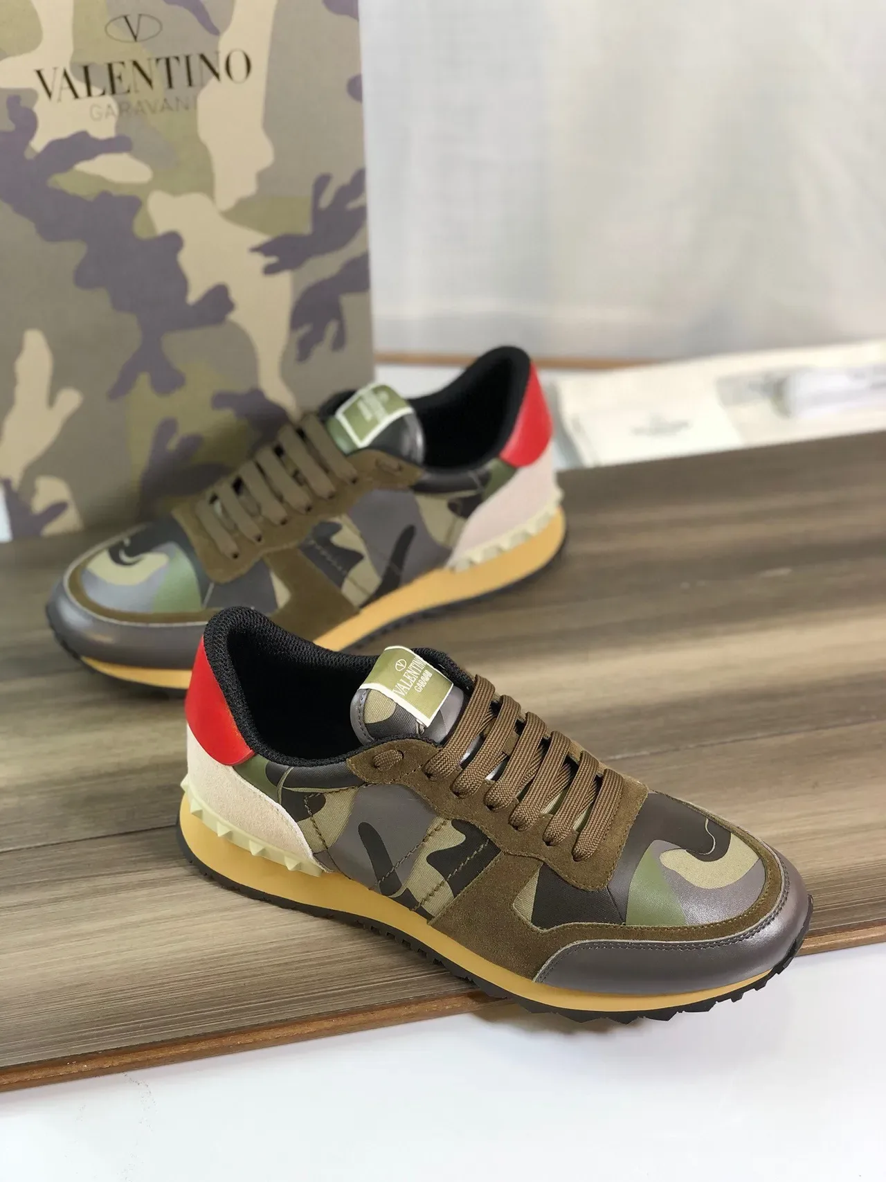 Valentino Rockstd Tênis Lifestyle com painéis de camurça e couro em multicor verde militar com impressão de camuflagem 5