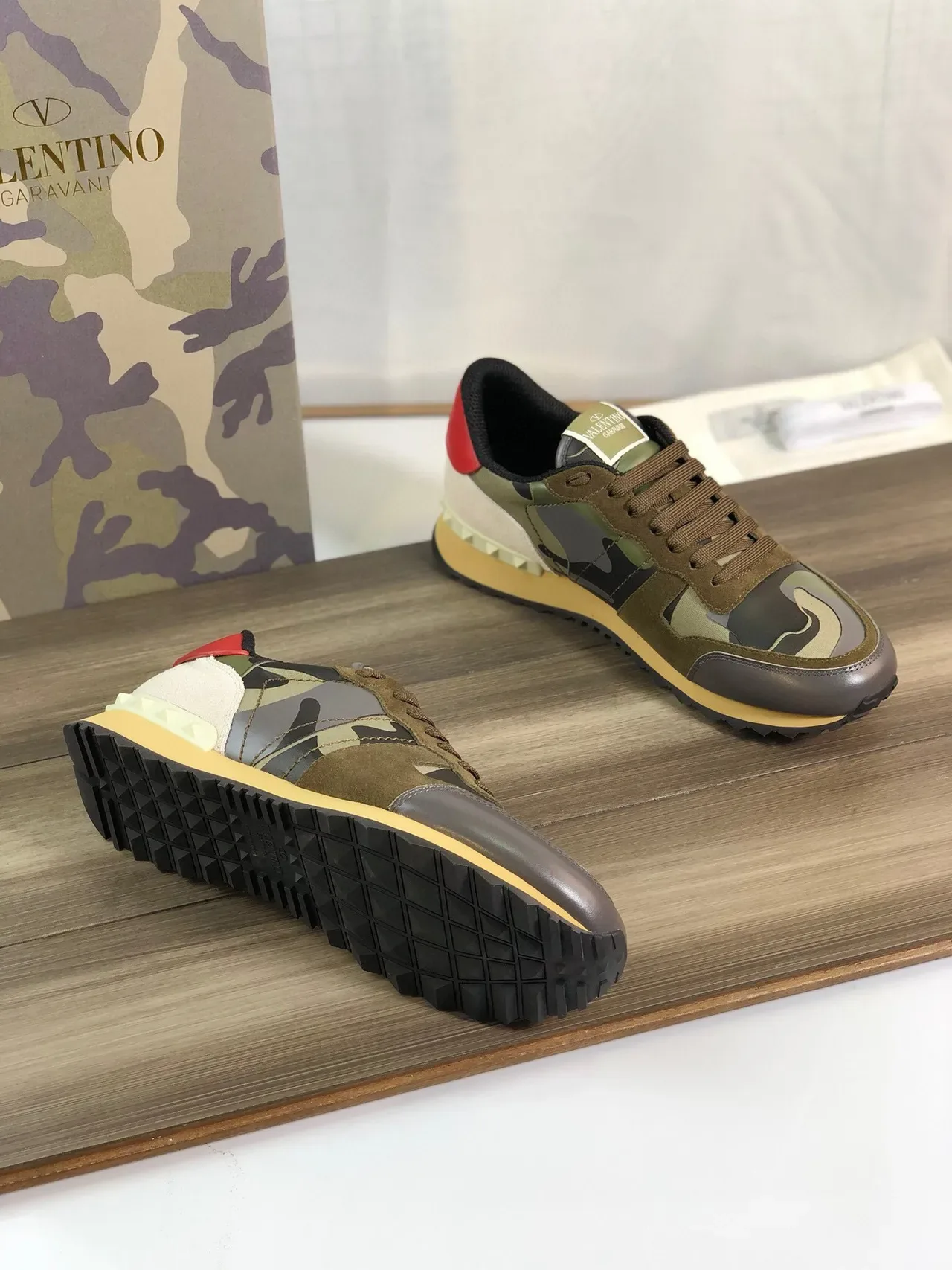 Valentino Rockstd Tênis Lifestyle com painéis de camurça e couro em multicor verde militar com impressão de camuflagem 6