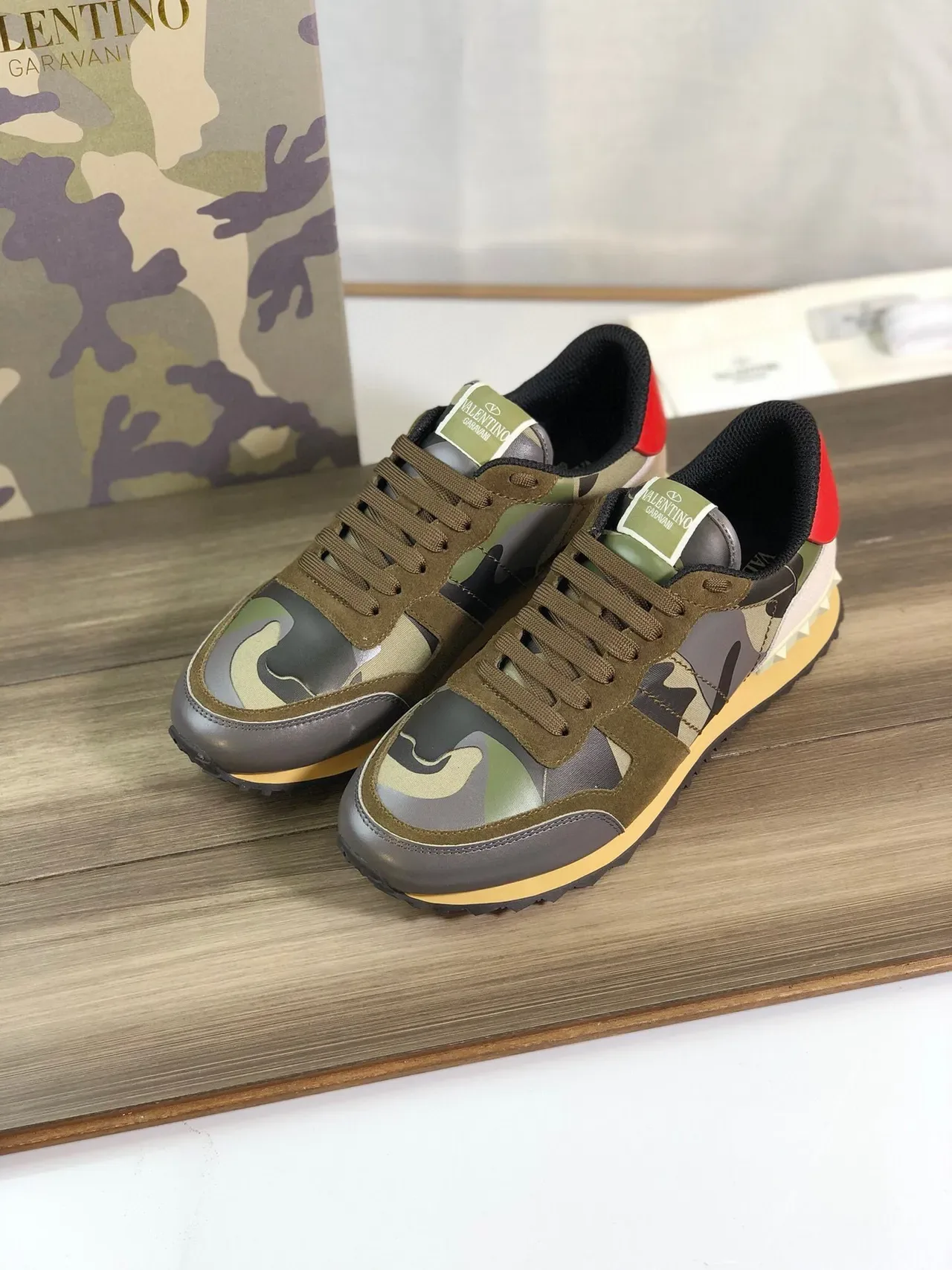 Valentino Rockstd Tênis Lifestyle com painéis de camurça e couro em multicor verde militar com impressão de camuflagem 7