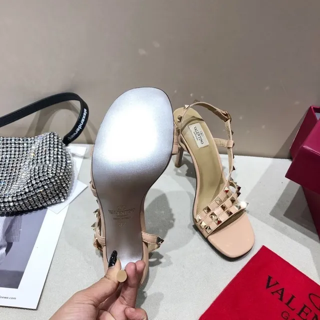 Valentino Rockstud أحذية كعب عالي بلون نود مزينة بالمسامير T-strap 2
