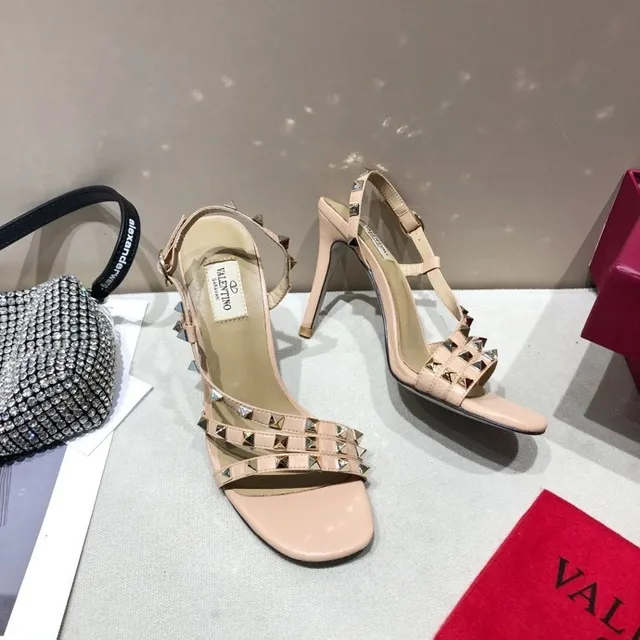 Valentino Rockstud أحذية كعب عالي بلون نود مزينة بالمسامير T-strap 3