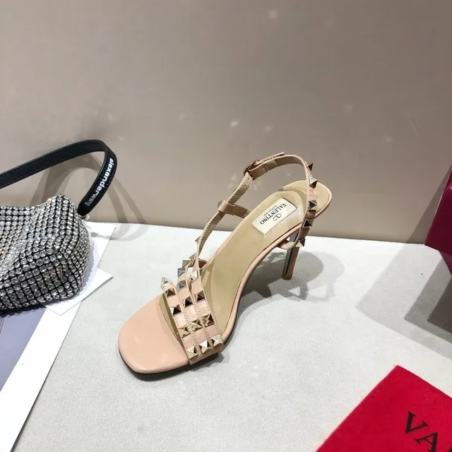 Valentino Rockstud أحذية كعب عالي بلون نود مزينة بالمسامير T-strap 4
