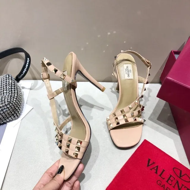 Valentino Rockstud أحذية كعب عالي بلون نود مزينة بالمسامير T-strap 5