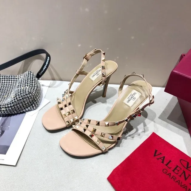 Valentino Rockstud أحذية كعب عالي بلون نود مزينة بالمسامير T-strap 6