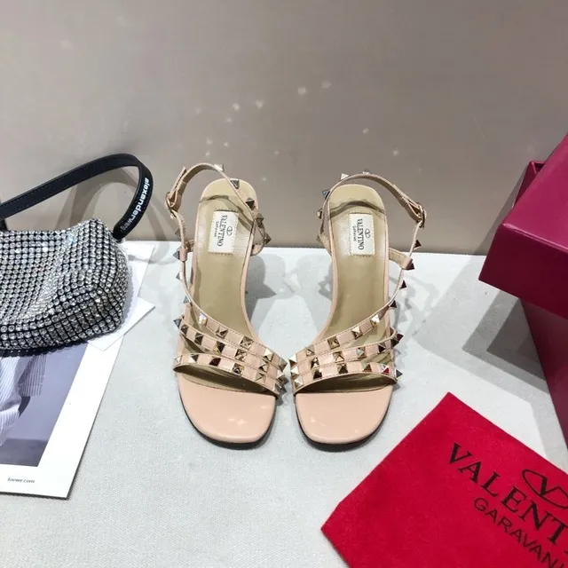 Valentino Rockstud أحذية كعب عالي بلون نود مزينة بالمسامير T-strap 7