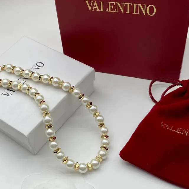 Valentino Rockstud لؤلؤي وذهبي اللون مسامير خنق 3