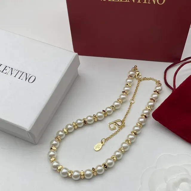 Valentino Rockstud لؤلؤي وذهبي اللون مسامير خنق 4