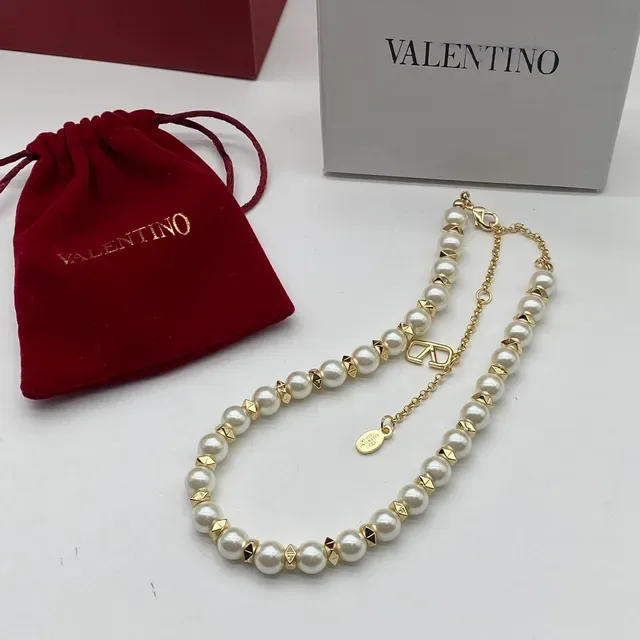 Valentino Rockstud لؤلؤي وذهبي اللون مسامير خنق 5