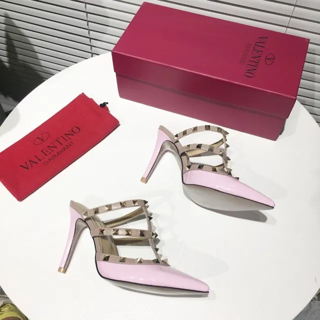 Valentino Rockstud كعب عالي وردي جلد لامع مدببة حزام T 4