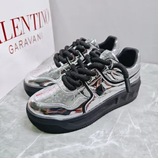 Valentino Rockstud 银黑金属专利鞋面 编织鞋带的 生活方式运动鞋