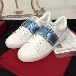Valentino Rockstud 未系带白色和蓝色金属质感带生活方式运动鞋