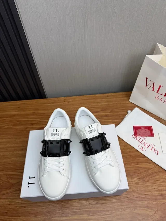 Valentino Rockstud Untitled sneakers lifestyle blanches et noires Studded 2