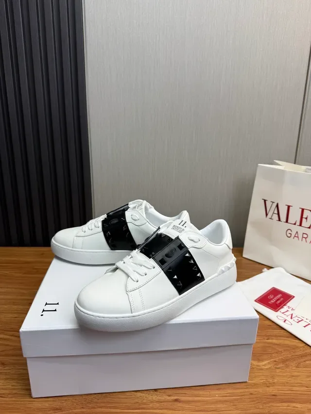 Valentino Rockstud Untitled sneakers lifestyle blanches et noires Studded 3
