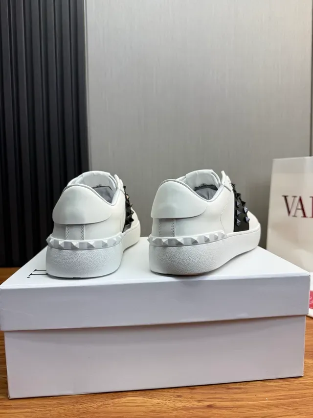 Valentino Rockstud Untitled sneakers lifestyle blanches et noires Studded 4