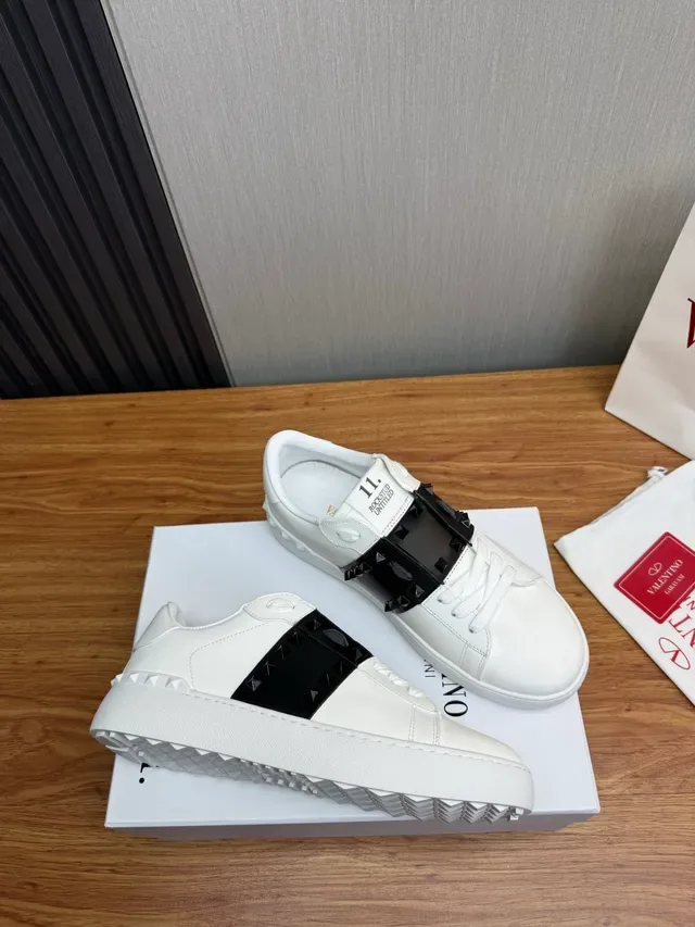 Valentino Rockstud Untitled sneakers lifestyle blanches et noires Studded 5