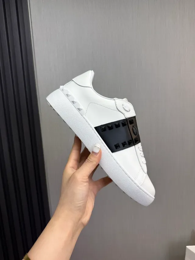 Valentino Rockstud Untitled sneakers lifestyle blanches et noires Studded 6