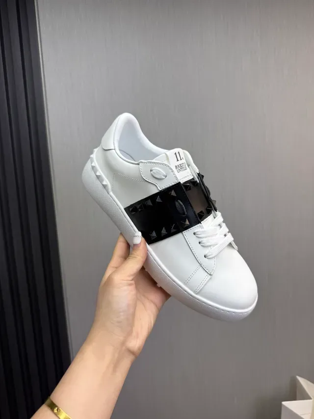 Valentino Rockstud Untitled sneakers lifestyle blanches et noires Studded 7