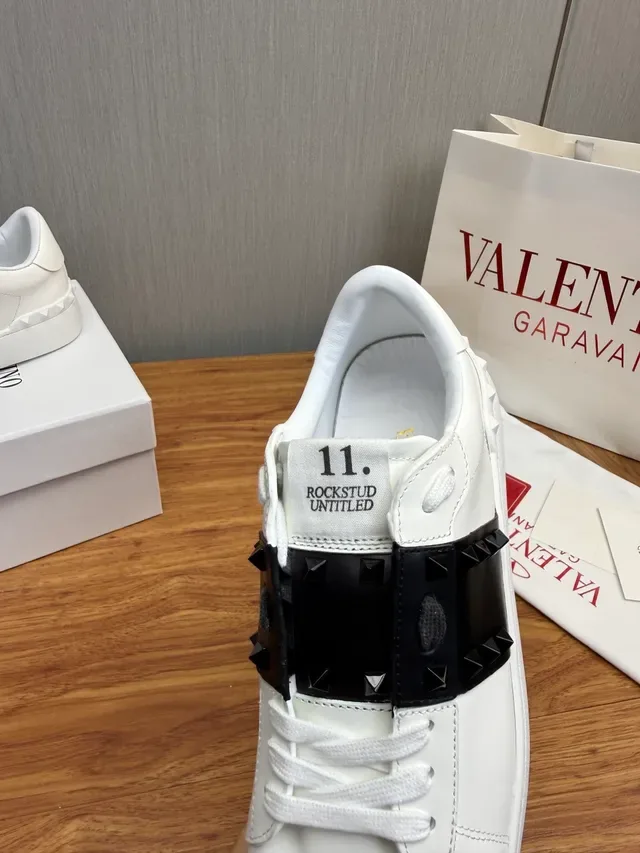 Valentino Rockstud Untitled sneakers lifestyle blanches et noires Studded 8
