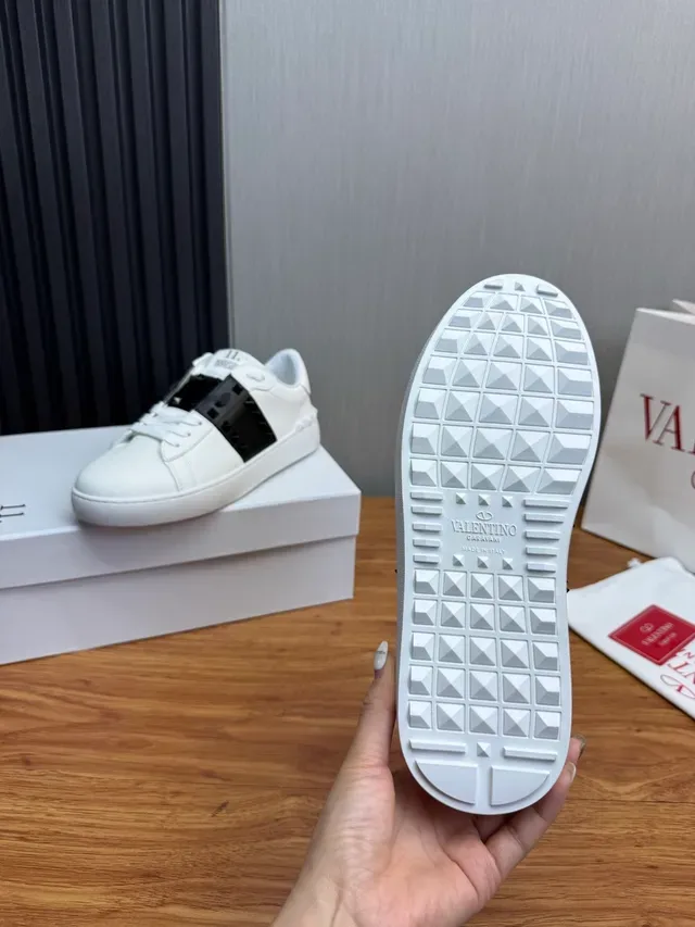 Valentino Rockstud Untitled sneakers lifestyle blanches et noires Studded 9