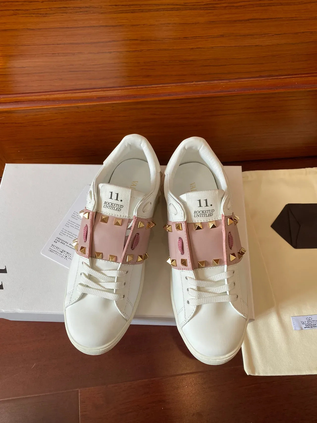 Valentino Rockstud Sneakers Lifestyle Blanc et Rose avec Sangle Stud 2