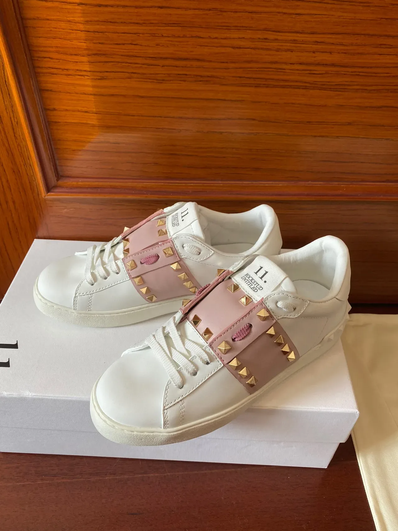 Valentino Rockstud Sneakers Lifestyle Blanc et Rose avec Sangle Stud 3