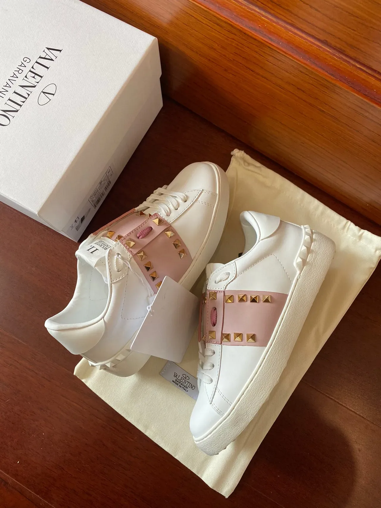 Valentino Rockstud Sneakers Lifestyle Blanc et Rose avec Sangle Stud 4