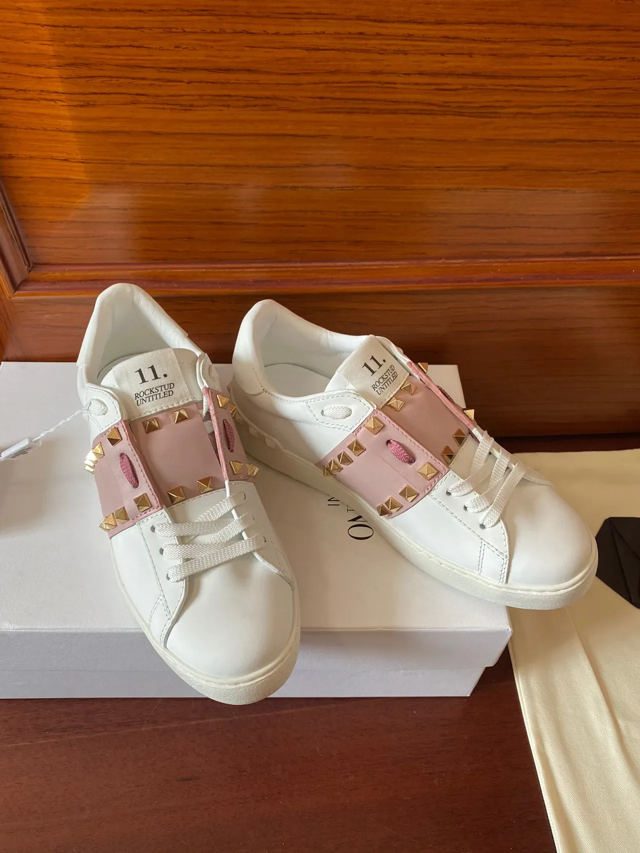 Valentino Rockstud Sneakers Lifestyle Blanc et Rose avec Sangle Stud 5
