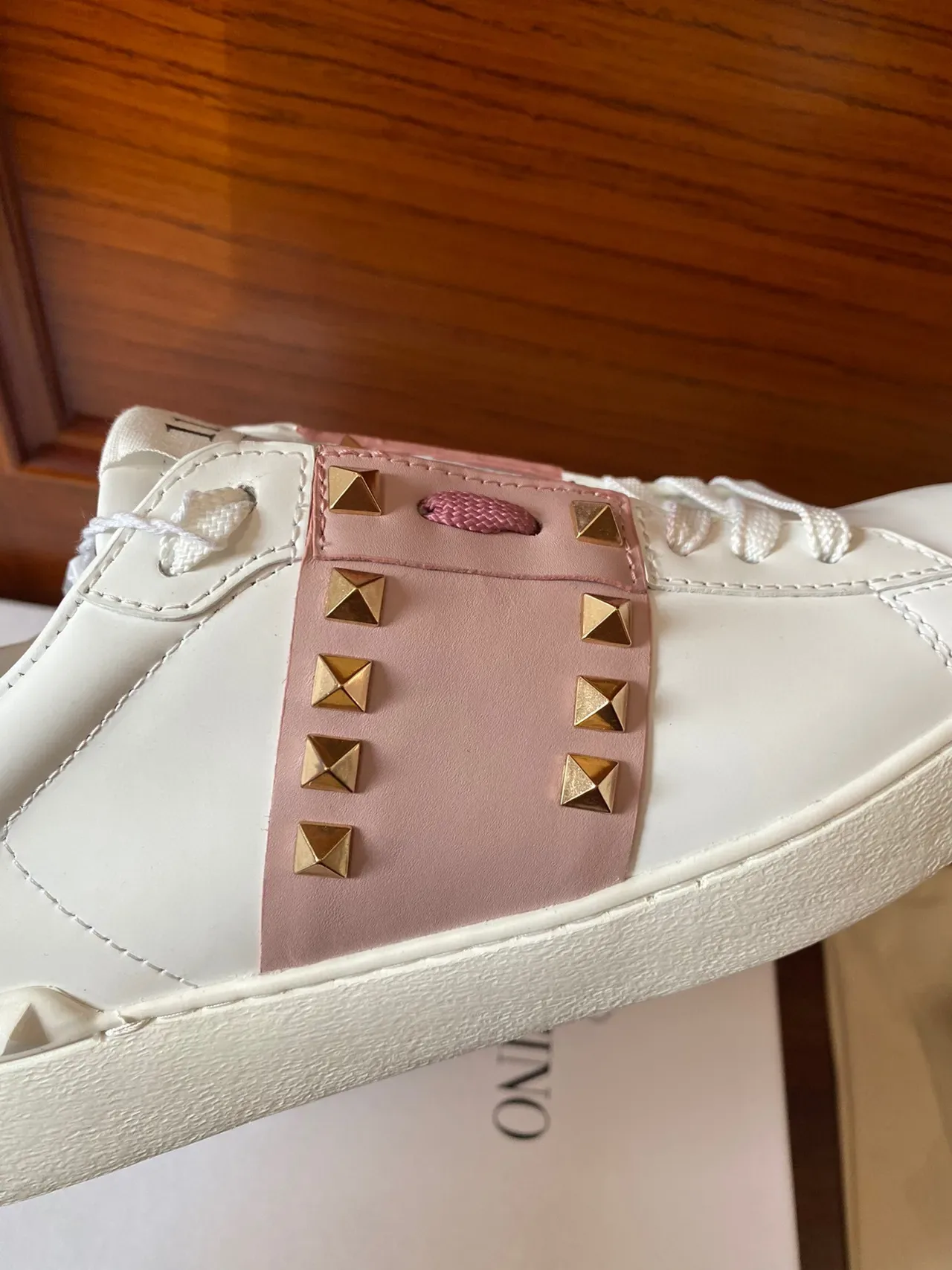 Valentino Rockstud Sneakers Lifestyle Blanc et Rose avec Sangle Stud 6