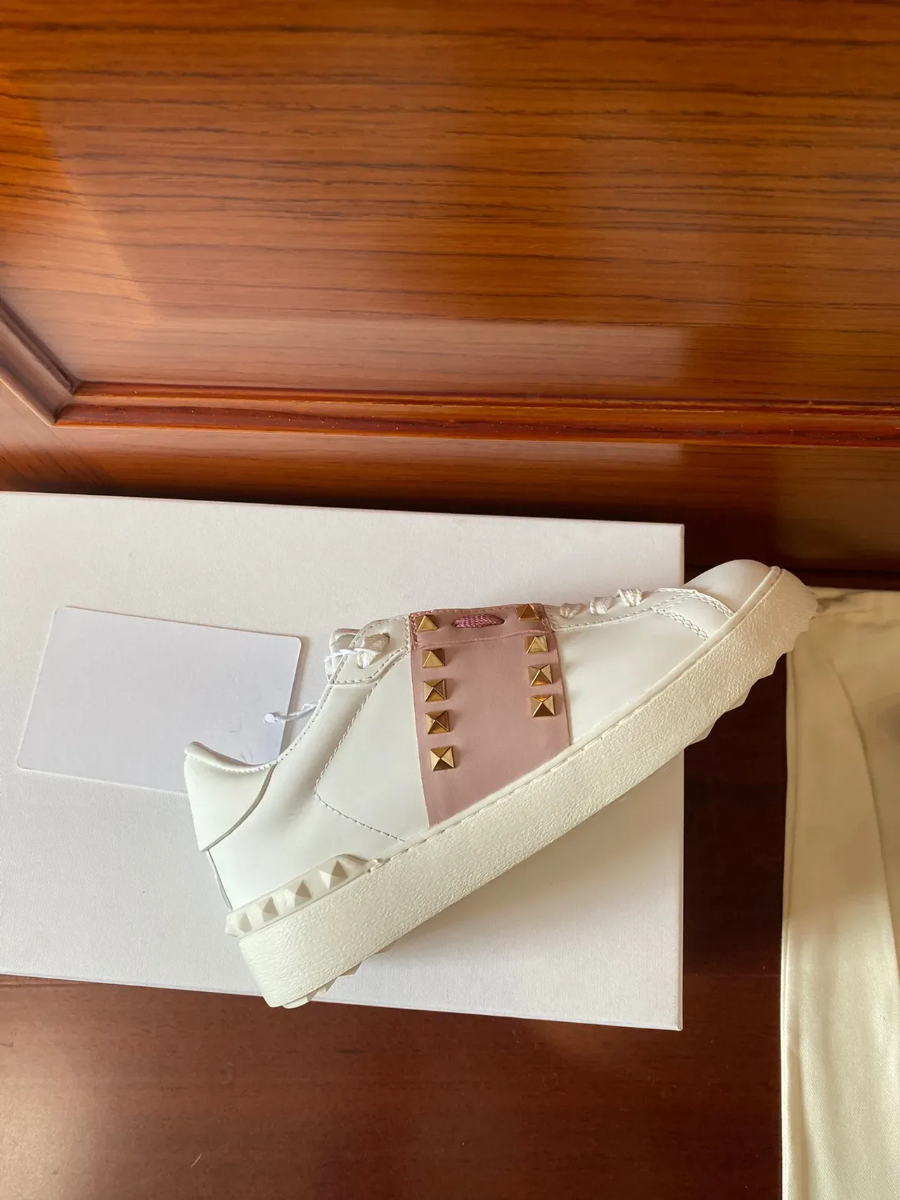 Valentino Rockstud Sneakers Lifestyle Blanc et Rose avec Sangle Stud 7