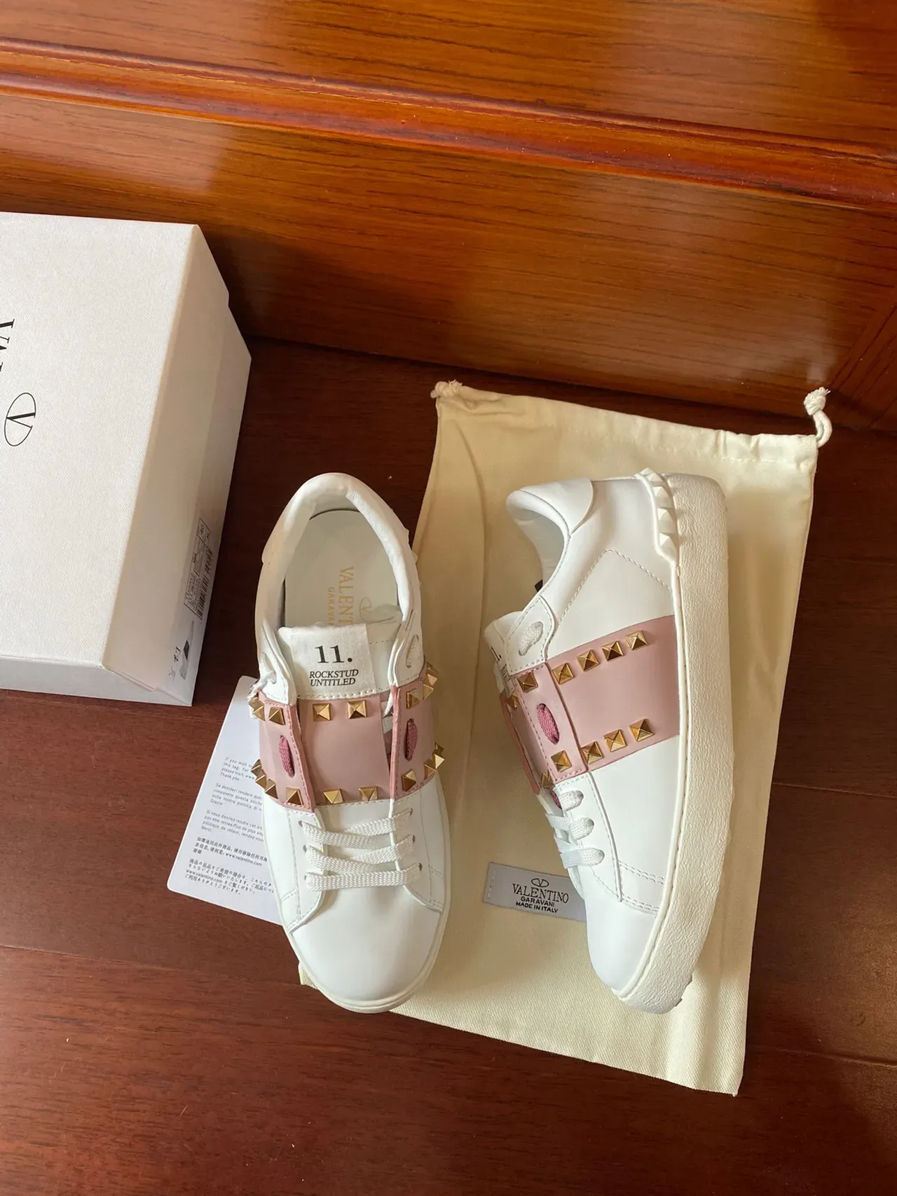 Valentino Rockstud Sneakers Lifestyle Blanc et Rose avec Sangle Stud 8