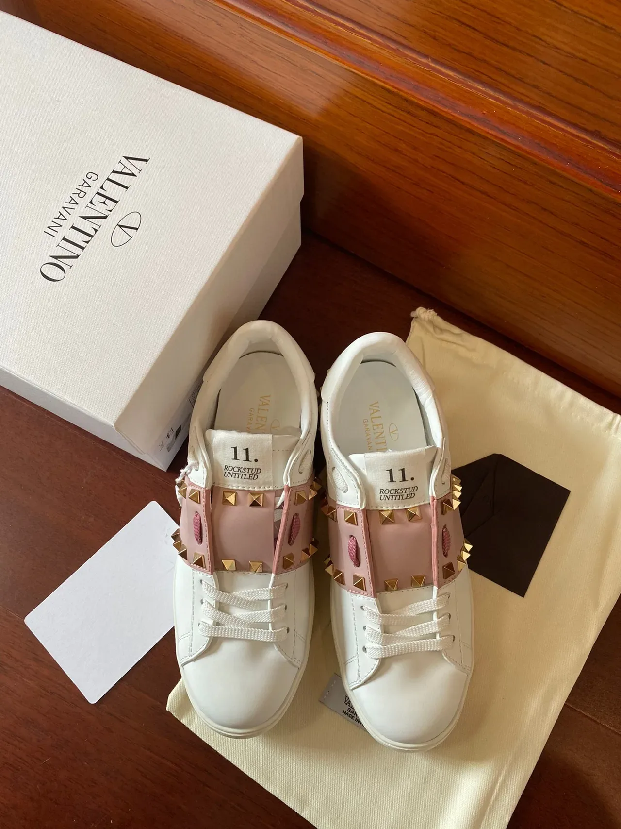 Valentino Rockstud Sneakers Lifestyle Blanc et Rose avec Sangle Stud 9