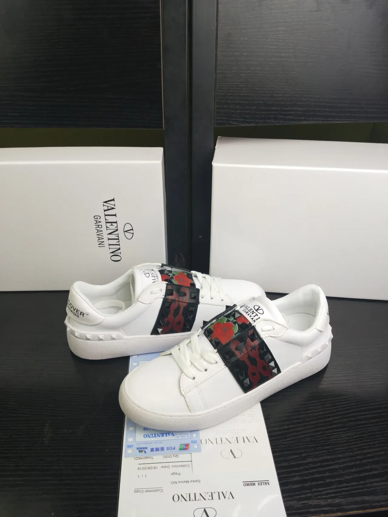 Valentino Rockstud sneakers cuir blanc et noir à bride cloutée lifestyle 2
