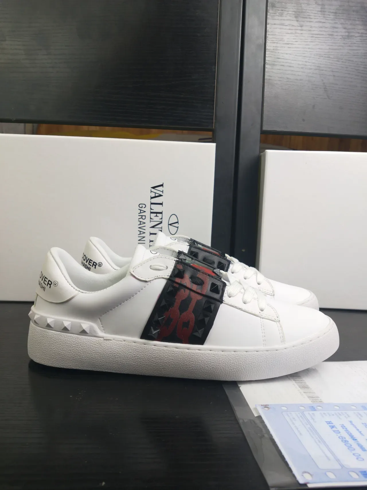 Valentino Rockstud sneakers cuir blanc et noir à bride cloutée lifestyle 3