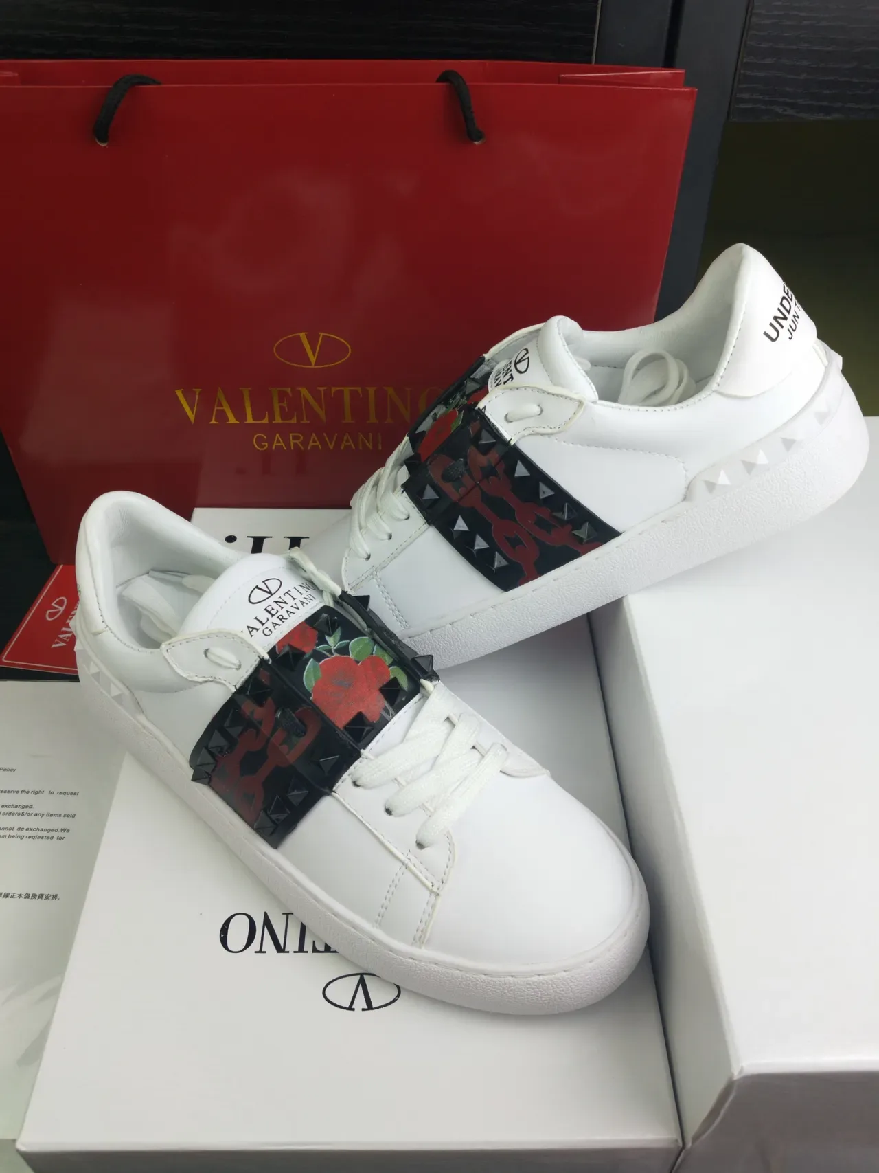 Valentino Rockstud sneakers cuir blanc et noir à bride cloutée lifestyle 4