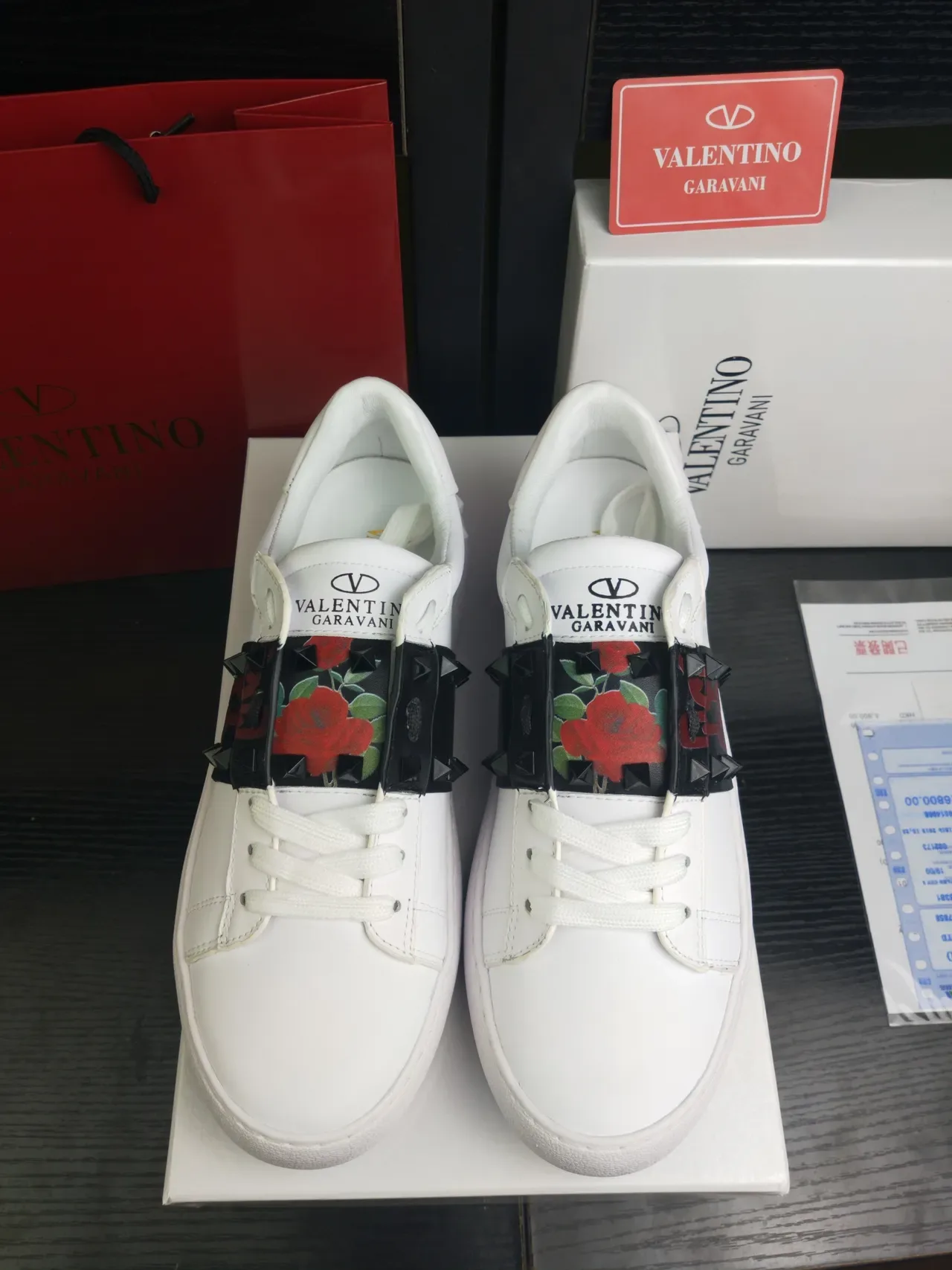 Valentino Rockstud sneakers cuir blanc et noir à bride cloutée lifestyle 5