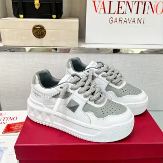 Valentino Rockstud Blanco Gris Suela Plataforma Detalle Stud Pirámide Lifestyle Sneakers