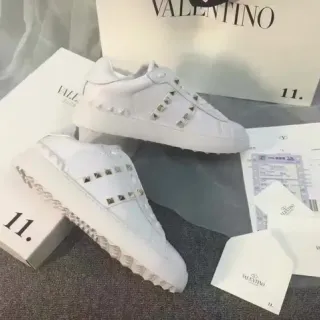 Valentino Rockstud 白色皮革金字塔钉生活方式运动鞋