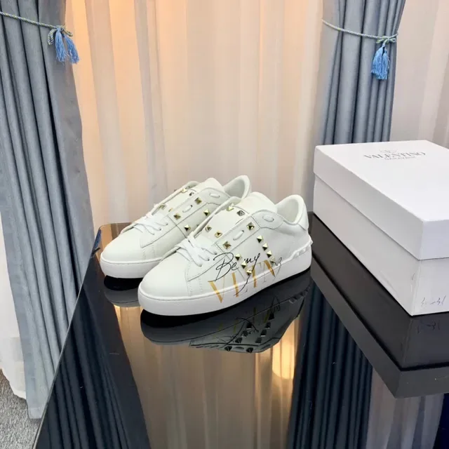 Sneakers Valentino Rockstud Blanc à Clous VLTN Graphique Lifestyle 4