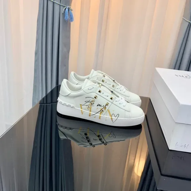 Sneakers Valentino Rockstud Blanc à Clous VLTN Graphique Lifestyle 8